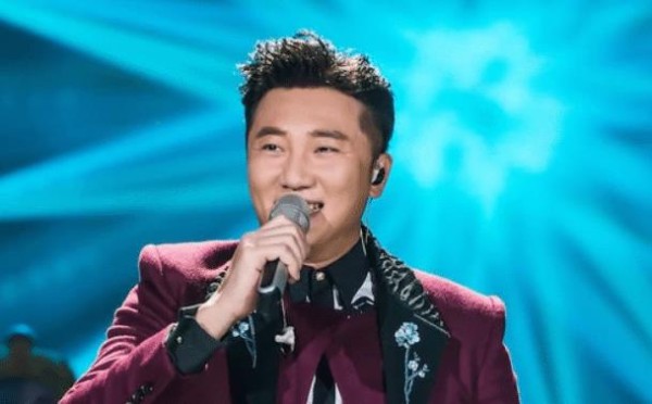儿女双全的关喆，是一个很有能力的音乐制作人，也是一个歌手