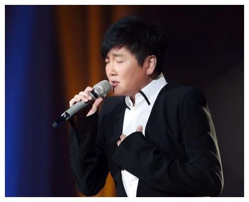 他是内地乐坛一哥，地位媲美罗大佑，与汪涵闹翻后一蹶不振
