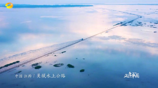 碧波为路,长空作幕,云影轻抚,勾勒出《千与千寻》的梦境奇旅