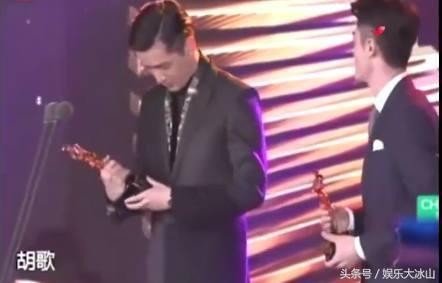 胡歌和霍建华错拿对方的奖杯，但胡歌的一番发言却尽显高情商！