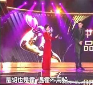 胡歌和霍建华错拿对方的奖杯，但胡歌的一番发言却尽显高情商！