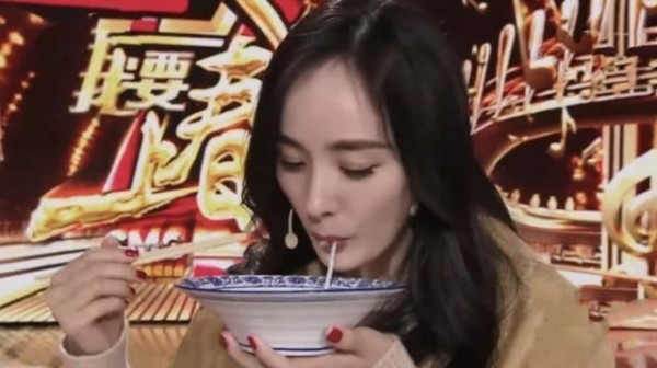 女明星有多自律?杨幂吃米线只吃一根