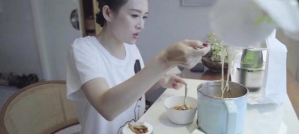 女星到底有多自律？子怡面只吃四口，沈月饿到晕倒，谢娜最健康！