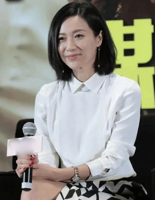 徐静蕾当年为何穿大妈服领奖？形象崩塌引热议，明星光环瞬间碎裂