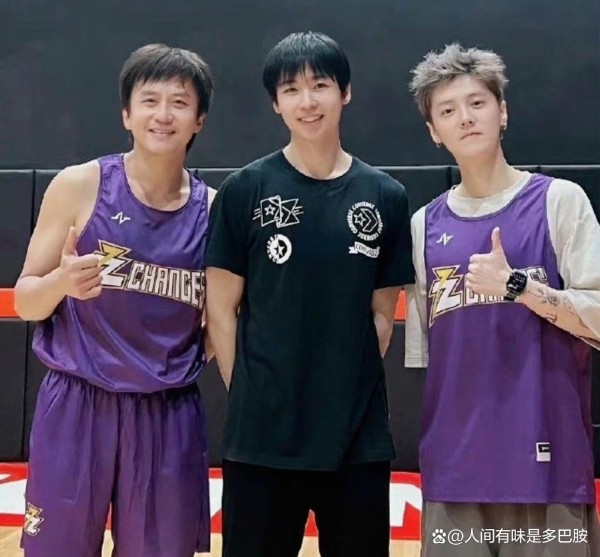 邓超鹿晗篮球场合影，超哥小鹿友谊长存！