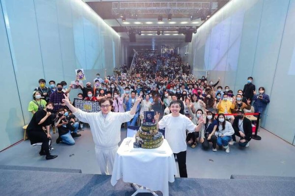成龙出版自传《我是成龙》：如此飞行60年