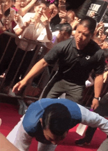 这才是标准的巨星出现时的场面吧？看看路人看到刘德华有多疯狂！