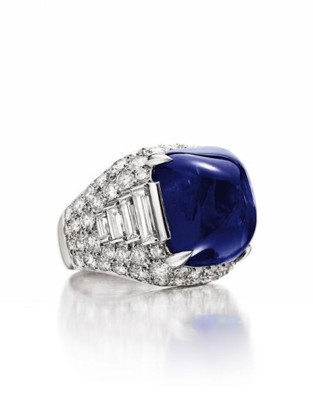 BVLGARI 宝格丽蓝宝石及钻石Trombino 戒指，1971 年。87 万美元 纽约佳士得 2011 年12 月13 日