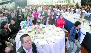 晚宴标准高，宾客兴致也高。