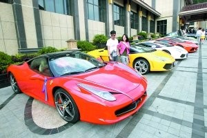 12辆顶级名车组成婚礼车队，车价加起来超6000万。