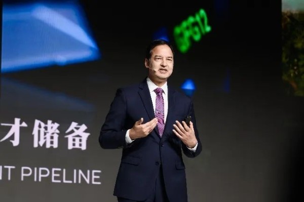 欧莱雅北亚及中国运营部高级副总裁潘凯杰发表演讲