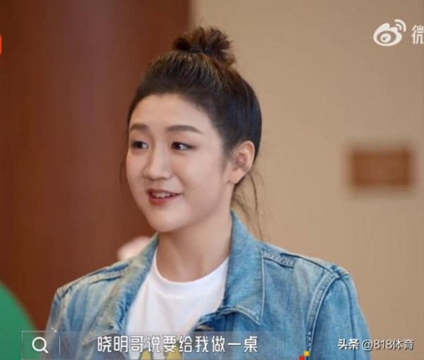黄晓明请陈梦吃海鲜 兄妹情深聚餐乐