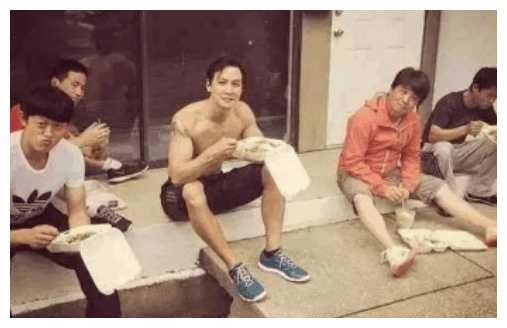 明星在片场做什么? 吴彦祖超接地气, 男神彭于晏像个打工仔？