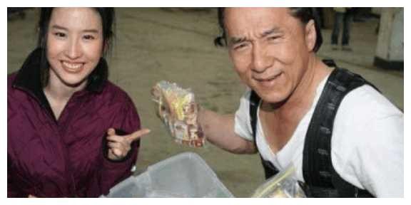 明星在片场做什么? 吴彦祖超接地气, 男神彭于晏像个打工仔？