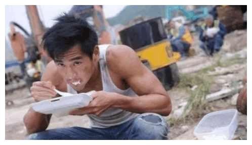 明星在片场做什么? 吴彦祖超接地气, 男神彭于晏像个打工仔？