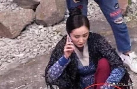 明星片场休息杨幂抠脚？黄晓明抱杨颖睡觉，看到赵丽颖我笑了