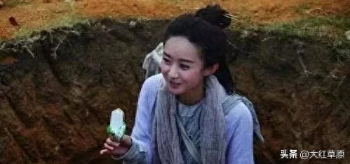 明星片场休息杨幂抠脚？黄晓明抱杨颖睡觉，看到赵丽颖我笑了