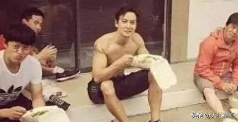 明星片场休息杨幂抠脚？黄晓明抱杨颖睡觉，看到赵丽颖我笑了
