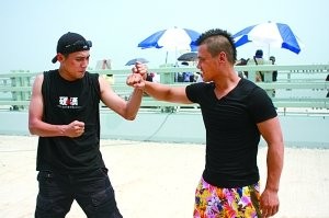 《硬汉2》中刘烨与散打冠军柳海龙（右）有不少打戏。