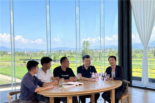 张同学、帅农鸟哥亮相抖音乡村守护人大会