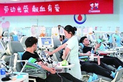 5月7日，在天津市血液中心，护士查看献血者的状态。