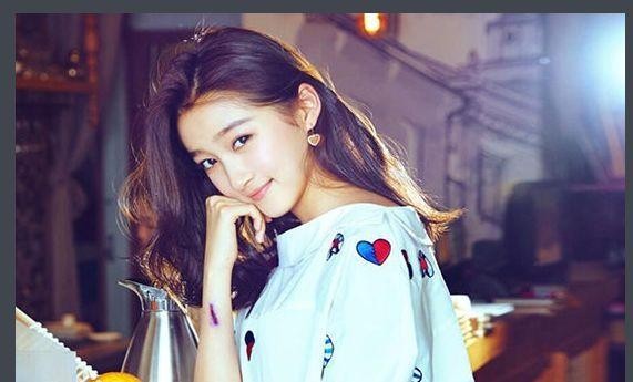 娱乐明星关晓彤主持节目秀双语秒变才女，你们怎么看？