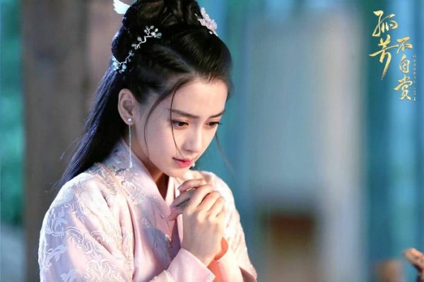 模特闺蜜同出道，现一个8000万片酬！一个还是新人演员，惨！