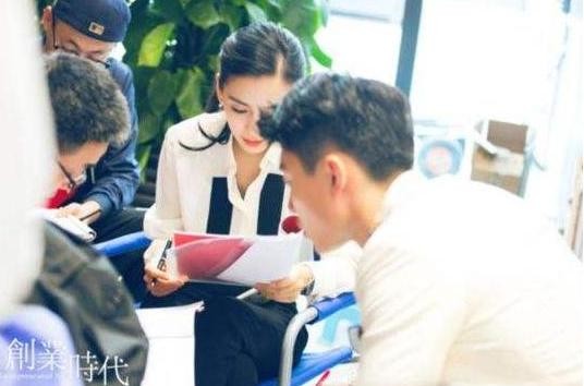 杨颖央视采访：不要叫我艺人，我是演员！网友：你是来搞笑的？