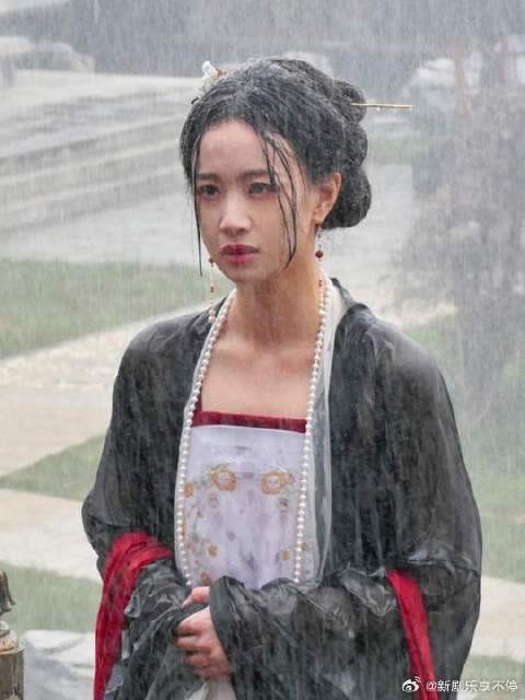 心里很平静,既不悲伤也不快乐