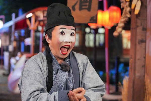 戴帽子的人在街道上描述已自动生成