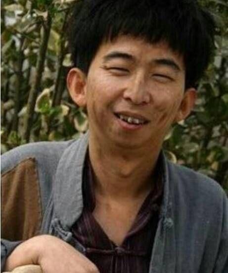 他是出了名的“丑角”，但他另一个身份更牛，却无人知!！