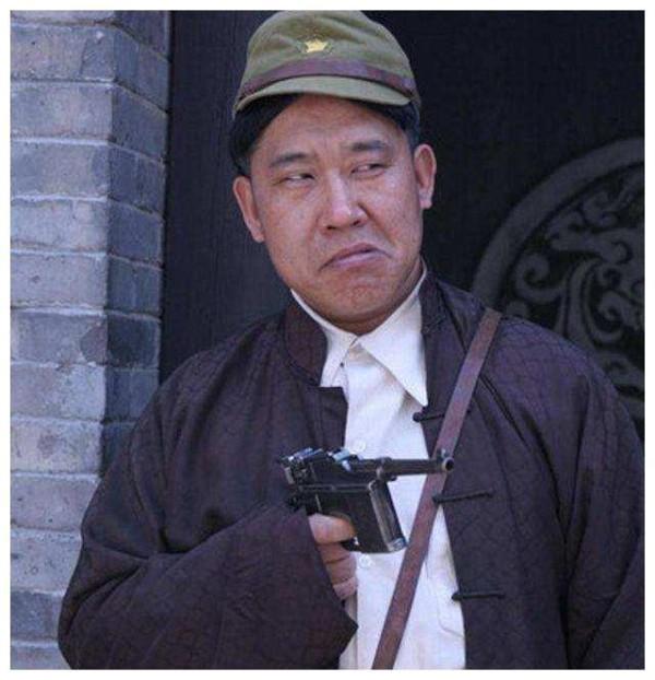 中国最丑男演员,因长相求职被赶,今成第一丑角,妻女貌美惊人!