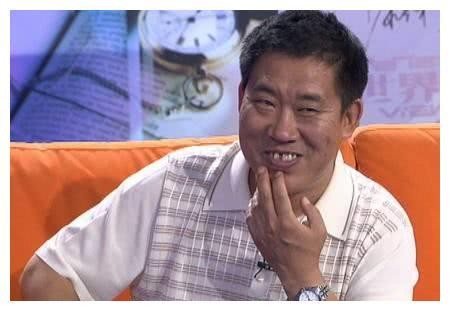 中国最丑男演员,因长相求职被赶,今成第一丑角,妻女貌美惊人!