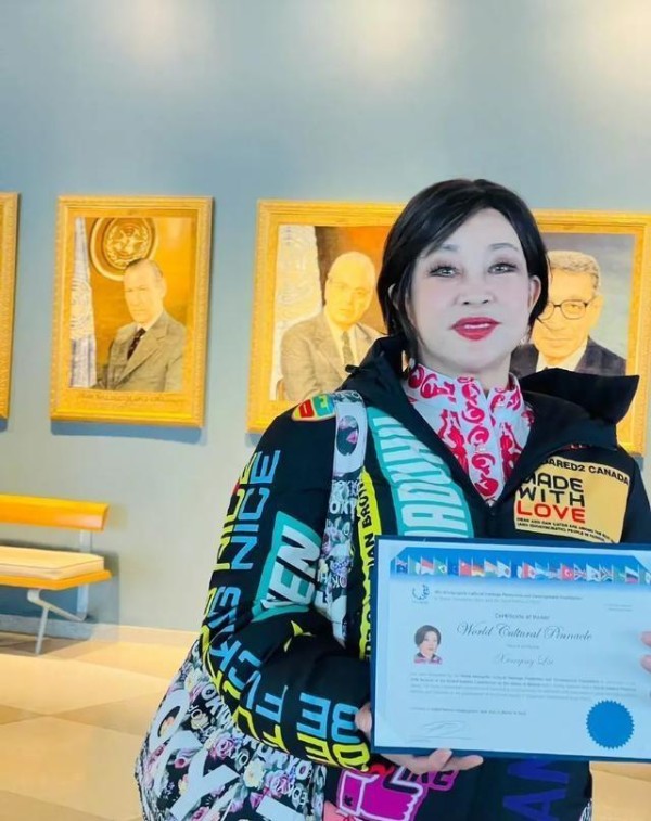 75岁刘晓庆再获国际奖项，一袭红衣精神抖擞，颁奖嘉宾身份显赫
