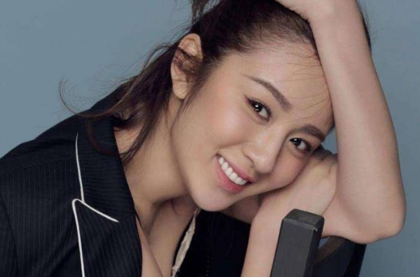 12年前演<a style='color:#f10404;' href='https://www.mingxing.cc/tags-1092.html ' target='_blank'>胡歌</a>岳母<strong></p> <p><a style='color:#f10404;' href='https://www.mingxing.cc/tags-1092.html ' target='_blank'>胡歌</a></strong>，7年后演<a style='color:#f10404;' href='https://www.mingxing.cc/tags-1092.html ' target='_blank'>胡歌</a>女友，网友：下次演<a style='color:#f10404;' href='https://www.mingxing.cc/tags-1092.html ' target='_blank'>胡歌</a>女儿么？