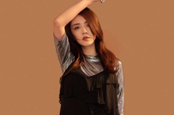 12年前演<a style='color:#f10404;' href='https://www.mingxing.cc/tags-1092.html ' target='_blank'>胡歌</a>岳母<strong></p> <p><a style='color:#f10404;' href='https://www.mingxing.cc/tags-1092.html ' target='_blank'>胡歌</a></strong>，7年后演<a style='color:#f10404;' href='https://www.mingxing.cc/tags-1092.html ' target='_blank'>胡歌</a>女友，网友：下次演<a style='color:#f10404;' href='https://www.mingxing.cc/tags-1092.html ' target='_blank'>胡歌</a>女儿么？