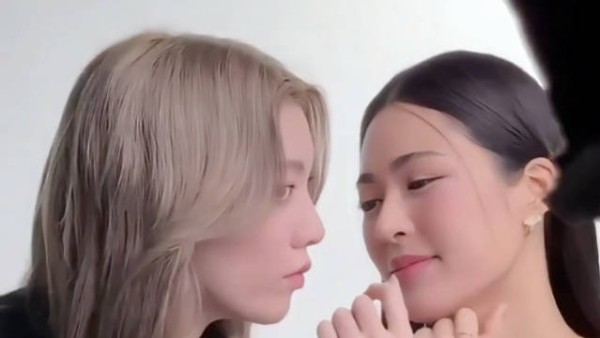 一凑近对方的脸就先撅嘴是怎么回事?盯着人家的嘴巴你想干嘛?