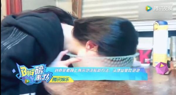 刘亦菲素颜示范洗脸新方法视频，神仙姐姐头埋盆里不停吐泡泡