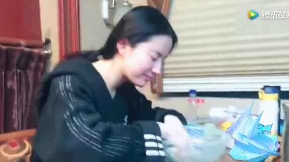 刘亦菲素颜示范洗脸新方法视频，神仙姐姐头埋盆里不停吐泡泡