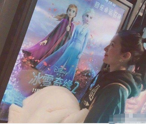 32岁刘亦菲晒出素颜照，和好友同框后，这就是普通人和女明星的差