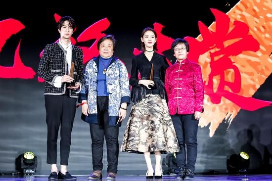 金漆镶嵌代表性传承人武国芬女士、北京仿古瓷代表性传承人白莉女士为王一博、陈瑶颁奖