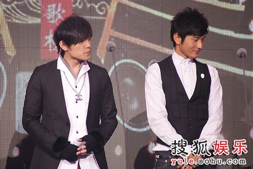 黄晓明和周杰伦同台领奖