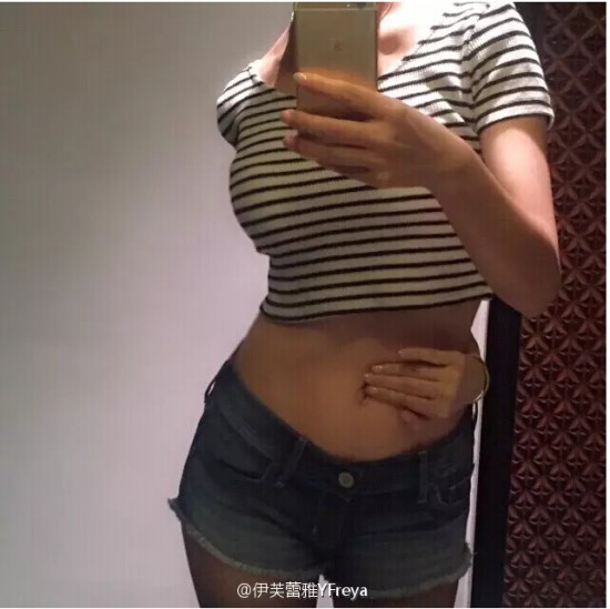 LOL明星摸肚脐 网友关心伊芙蕾雅D罩杯