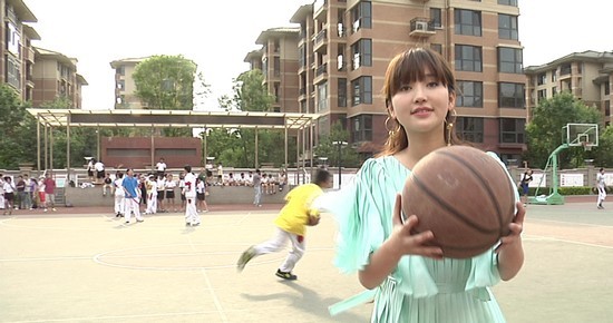 金莎穿长裙打篮球