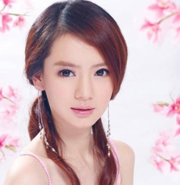 当红女明星的早期出道照：杨幂早期青涩，张檬早期惊艳，戚薇爱了
