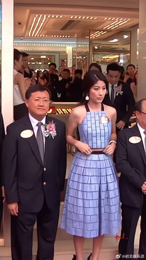 为自家的品牌珠宝店剪彩，身价不菲却异常低调，从无绯闻热衷慈善