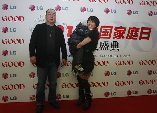 导演刘江王彤夫妇和孩子