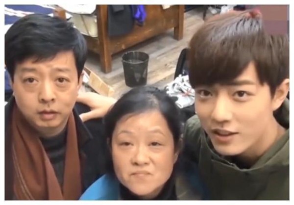 肖战爸妈与杨紫爸：明星家庭背后的温馨与传承