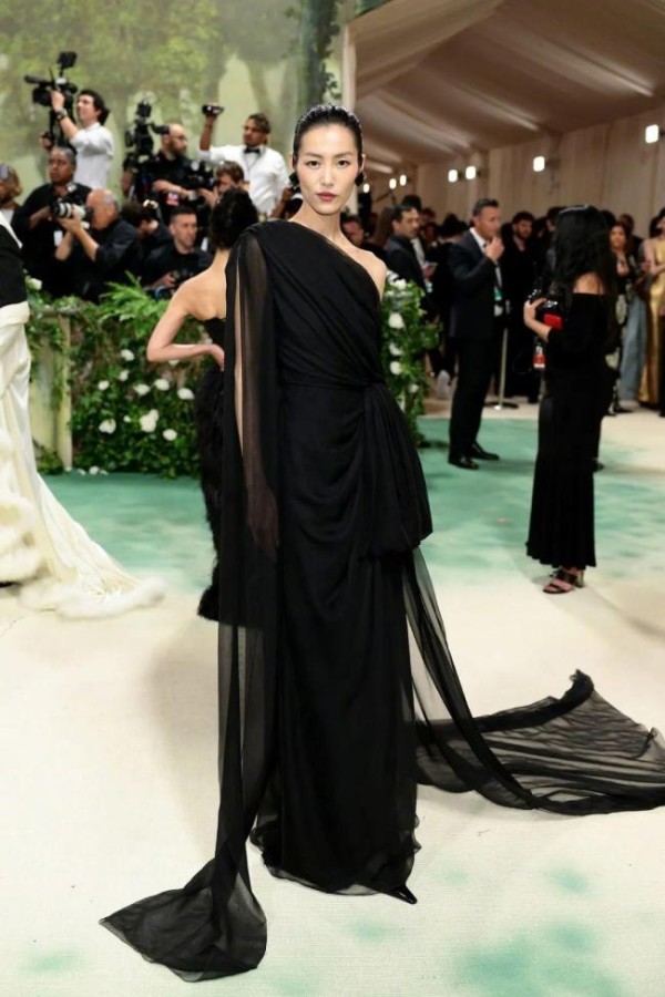 Jennie第三次参加MetGala 蓝色礼服惊艳亮相