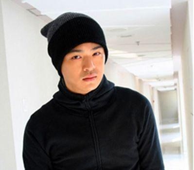 他18岁一曲成名，落魄下海遭车祸记忆丢失，今无人问津走穴为生